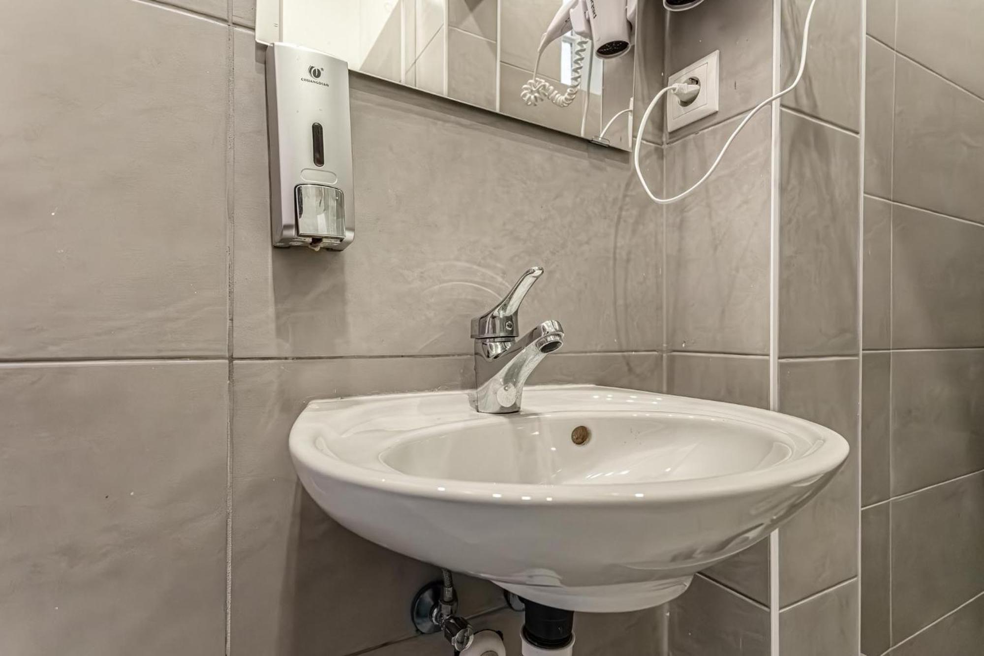 וינה Gorgeous 1Br Apt Near Akh Hospital מראה חיצוני תמונה